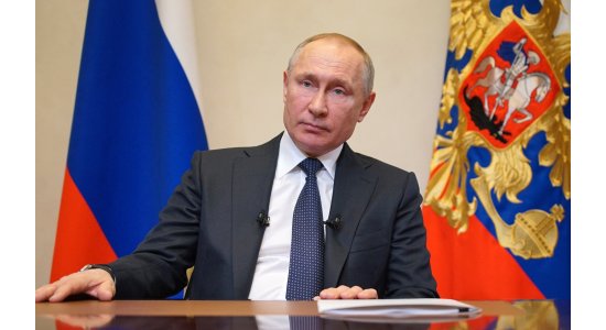 Путин продлил нерабочие дни до конца апреля с сохранением зарплат