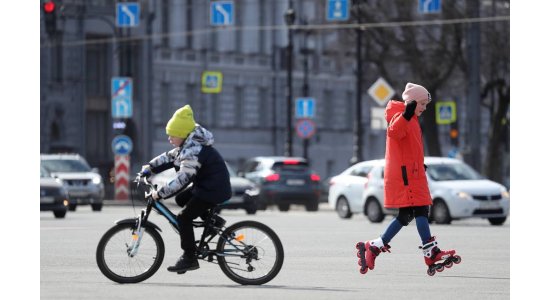 Роспотребнадзор рекомендует родителям ограничить контакты детей из-за коронавируса