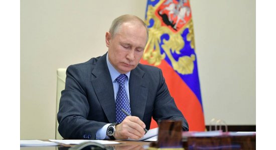 Путин продлил действие российских паспортов и водительских прав, истекающих до 15 июля