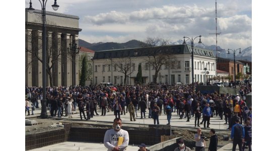 Во Владикавказе сотни людей вышли на митинг против правительства и режима самоизоляции