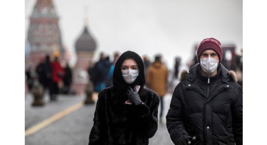 Москвичей по громкоговорителям просят ограничить посещение людных мест